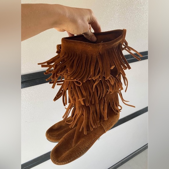 Minnetonka Shoes - Minnetonka Fringe Boots - size 7.5/8